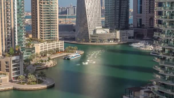 Vista aérea de los rascacielos residenciales y de oficinas de Dubai Marina con timelapse frente al mar — Vídeos de Stock