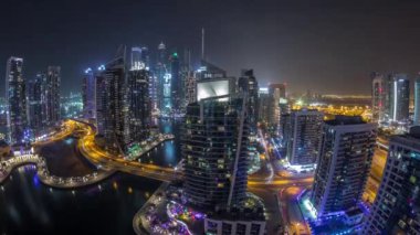 Dubai Marina yerleşim ve ofis gökdelenlerinin deniz manzarası.