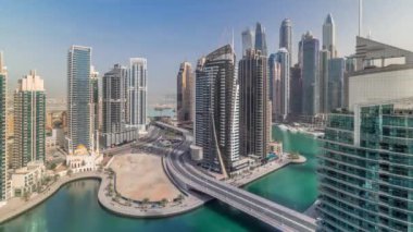 Dubai Marina yerleşim ve ofis gökdelenlerinin deniz manzarası.