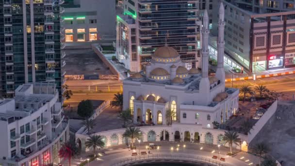 Moderna arquitectura residencial de Dubai Marina y Mohammed Bin Ahmed Almulla Mezquita antena noche al día timelapse — Vídeos de Stock