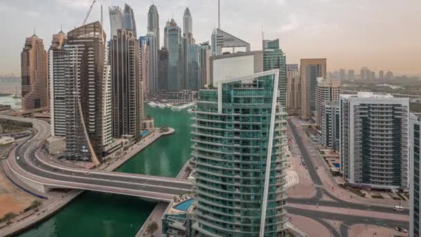 Flygfoto över Dubai Marina bostäder och kontor skyskrapor med strandnära timelapse — Stockvideo