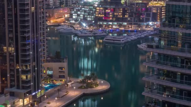 Nábřežní promenáda v Dubai Marina letecká noc na den timelapse. Dubaj, Spojené arabské emiráty — Stock video