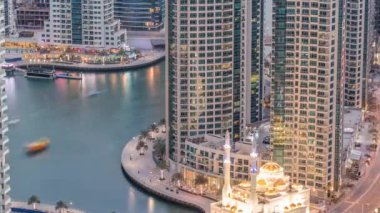Dubai Marina ve Mohammed Bin Ahmed Almulla Camii 'nin modern yerleşim yerlerinin mimarisi.