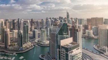 Dubai Marina gökdelenleri ve Jumeirah göl kuleleri Birleşik Arap Emirlikleri 'nin en üst düzey hava zaman aralığından görünüyor..