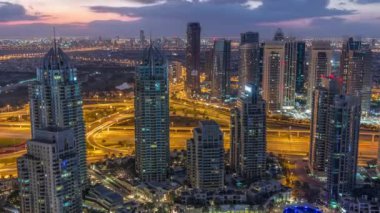 Dubai Marina gökdelenleri ve Jumeirah göl kuleleri Birleşik Arap Emirlikleri 'nde gece gündüz gökdelenlerin manzarası.