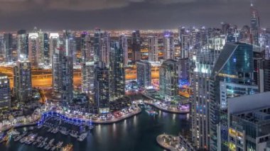 Dubai Marina gökdelenleri ve Jumeirah göl kuleleri Birleşik Arap Emirlikleri 'nin en üst düzey hava gece zaman çizelgesinden görünüyor..