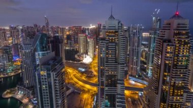 Dubai Marina gökdelenleri ve Jumeirah göl kuleleri Birleşik Arap Emirlikleri 'nde gece gündüz gökdelenlerin manzarası.