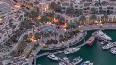 Dubai Marina Yürüyüşü Çeşme ve palmiyelerle Gece gündüz gökyüzü görüntüsüyle