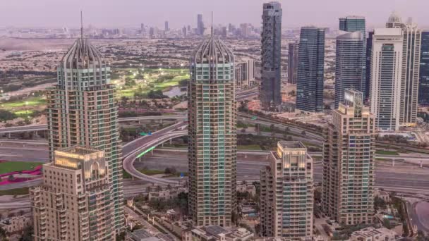 Dubai Marina rascacielos y torres de lago jumeirah vista desde la parte superior aérea del día a la noche timelapse en los Emiratos Árabes Unidos . — Vídeos de Stock
