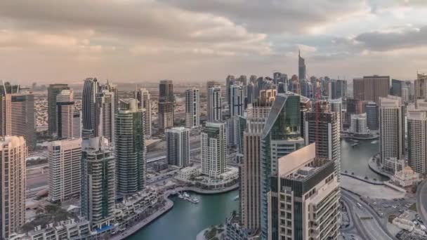 Dubai Marina gökdelenleri ve Jumeirah göl kuleleri Birleşik Arap Emirlikleri 'nin en üst düzey hava zaman aralığından görünüyor.. — Stok video
