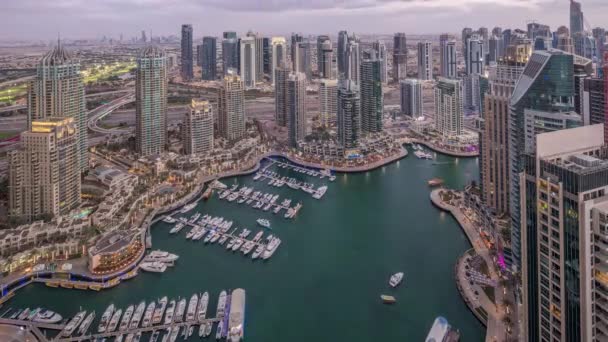 Dubai Marina arranha-céus e torres do lago jumeirah vista do topo do dia aéreo para a noite timelapse nos Emirados Árabes Unidos . — Vídeo de Stock