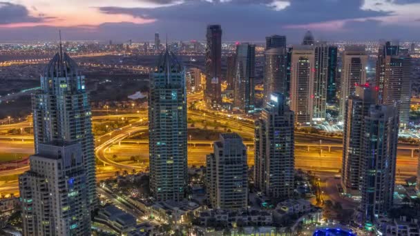 Dubai Marina rascacielos y torres de lago jumeirah vista desde la parte superior aérea noche al día timelapse en los Emiratos Árabes Unidos . — Vídeo de stock