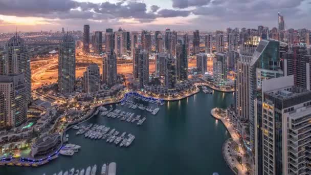 Dubai Marina arranha-céus e torres do lago jumeirah vista da noite aérea superior para o dia timelapse nos Emirados Árabes Unidos . — Vídeo de Stock