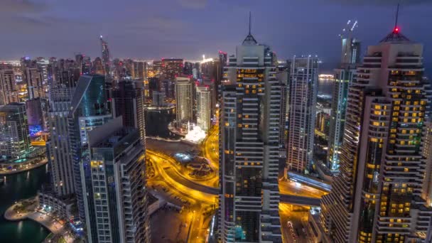 Dubaj Marina mrakodrapy a jumeirah jezero věže pohled z horní letecké noci do dne timelapse ve Spojených arabských emirátech. — Stock video