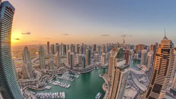 Небоскребы Dubai Marina и башни озера jumeirah вид с верхней воздушной Timelapse в Объединенных Арабских Эмиратах . — стоковое видео