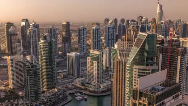 Dubai Marina mrakodrapy a jumeirah jezero věže východ slunce pohled z horní letecké timelapse ve Spojených arabských emirátech. — Stock video