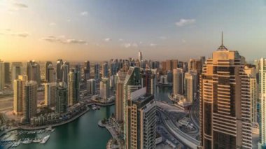 Dubai Marina gökdelenleri ve Jumeirah göl kuleleri Birleşik Arap Emirlikleri 'nin üst düzey hava zaman aralığından gün doğumu görüntüsü.