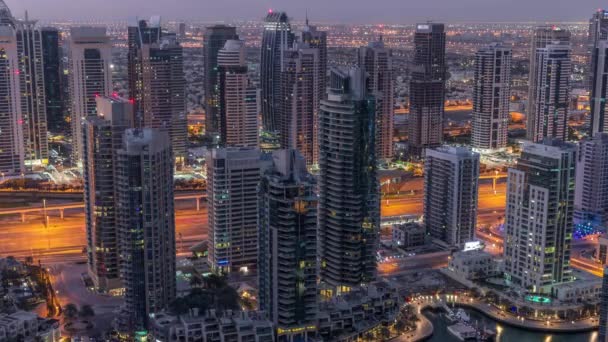 Дубай Марина небоскребы и jumeirah Озерные башни вид с верхней воздушной ночью в день Timelapse в Объединенных Арабских Эмиратах . — стоковое видео