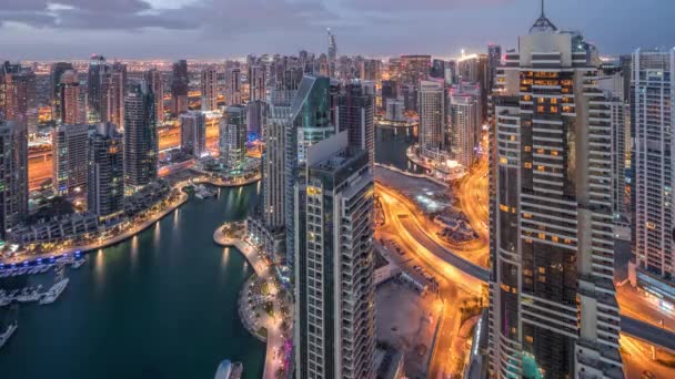 Dubai Marina drapacze chmur i wieże jeziora Jumeirah widok z góry powietrza noc do dnia timelapse w Zjednoczonych Emiratach Arabskich. — Wideo stockowe