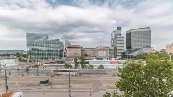 La Schwedenplatz es una plaza del centro de Viena, situada en el timelapse aéreo del Canal del Danubio. — Vídeo de stock