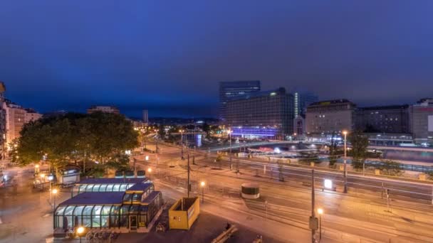 Schwedenplatz är ett torg i centrala Wien, som ligger vid Donau kanalen antenn natt till dag timelapse — Stockvideo