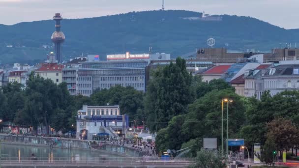 Vzdušný výhled podél Dunajského průplavu ve Vídni den po dni po západu slunce — Stock video