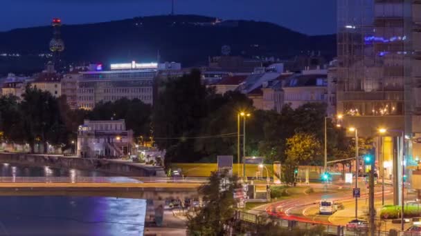 Letecký pohled podél Dunajského průplavu ve Vídni noc za dnem před východem slunce — Stock video