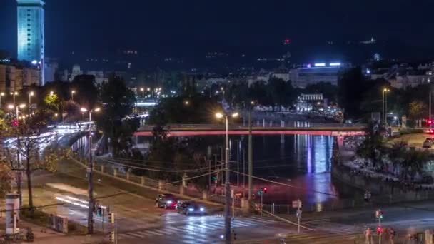 Η Schwedenplatz είναι μια πλατεία στο κέντρο της Βιέννης, που βρίσκεται στο κανάλι του Δούναβη εναέρια νύχτα timelapse — Αρχείο Βίντεο
