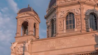 Avusturya 'nın başkenti Viyana' da kubbe ve heykel zamanlarıyla ünlü Naturhistorisches Müzesi 'nin güzel manzarası