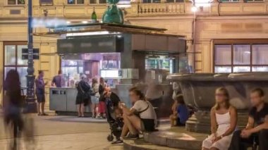 Viyana 'da sokak yemekleri büfesi ve sosis standı.