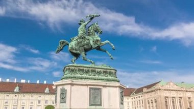 Heykel binicisi Erzherzog Karl at sırtında, elinde bayrak, aşırı hız. Heldenplatz. Viyana