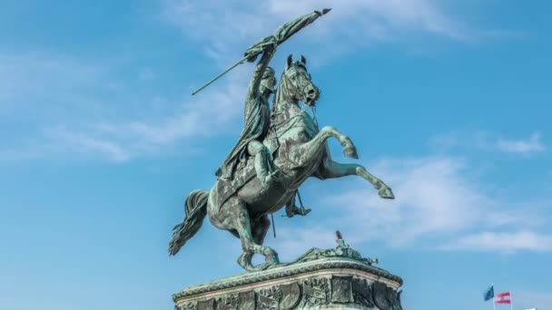 雕像骑手Erzherzog Karl骑着马，手里拿着国旗。 Heldenplatz 。 维也纳 — 图库视频影像