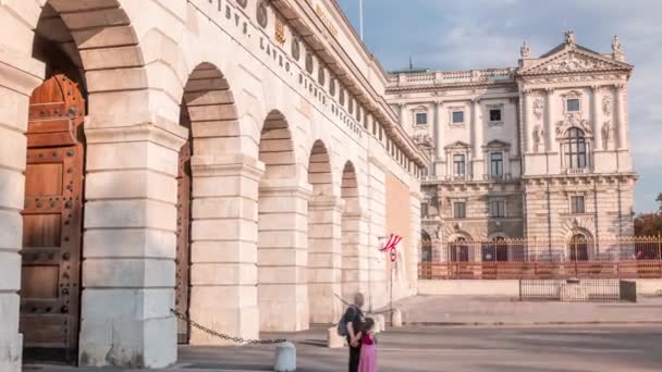 Außenseite des äußeren Burgtores von der Ringstraße Zeitraffer in der Wiener City bei sonnigem Tag. — Stockvideo