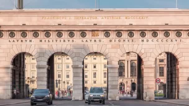 Außenseite des äußeren Burgtores von der Ringstraße Zeitraffer in der Wiener City bei sonnigem Tag. — Stockvideo