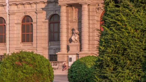 Hermosa vista del famoso Museo Naturhistorisches con parque y timelapse escultura en Viena, Austria — Vídeos de Stock