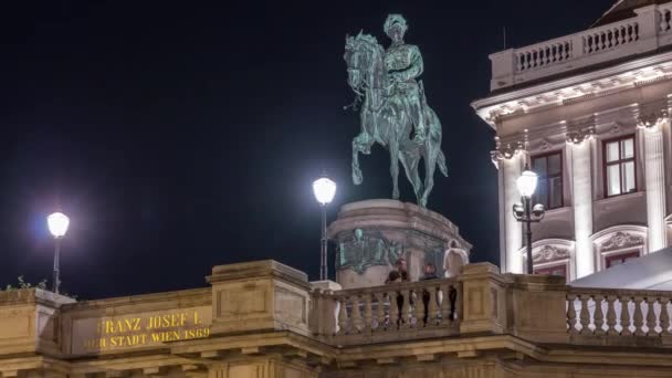 Vista nocturna de la estatua ecuestre del Archiduque Alberto frente al timelapse del Museo Albertina en Viena, Austria — Vídeo de stock
