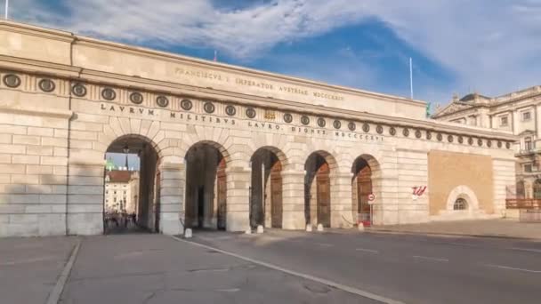 Extérieur de la porte extérieure du château de Ringstrasse timelapse hyperlapse dans la ville de Vienne par temps ensoleillé . — Video