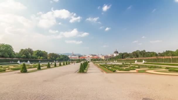 Belvedere palác s krásnou květinovou zahradou timelapse hyperlapse, Vídeň Rakousko — Stock video