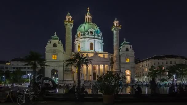 Karlskirche na placu Karlsplatz nocy timelapse hiperlapse w Wiedniu, Austria. — Wideo stockowe