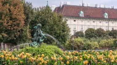 Volksgarten zaman aralığı ya da Viyana 'da güllerle Halk Bahçesi yeşil parkı.