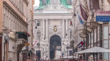 Avusturya 'nın başkenti Viyana' da Hofburg Kompleksi 'nin bulunduğu Kohlmarkt caddesi. Sokakta kalabalık var.