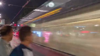 Eski tramvay Viyana Opera Binası 'nın önünde duruyor. Zaman tünelinin arkasında..