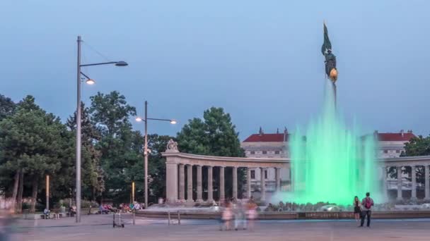 Le monument des héros de l'armée rouge dans schwarzenbergplatz jour à la nuit timelapse la nuit avec fontaine de lumière colorée à Vienne, Autriche — Video