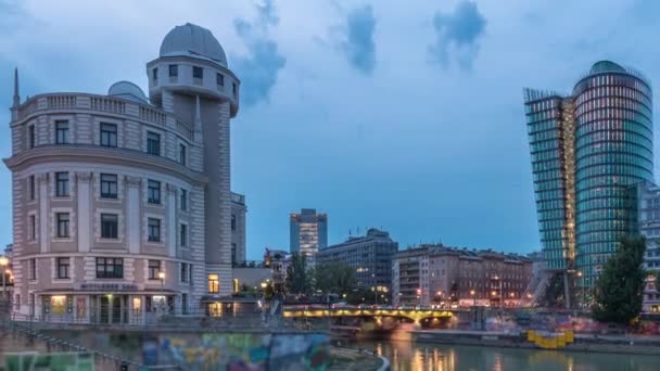 Urania y el Canal del Danubio día y noche timelapse en Viena . — Vídeos de Stock