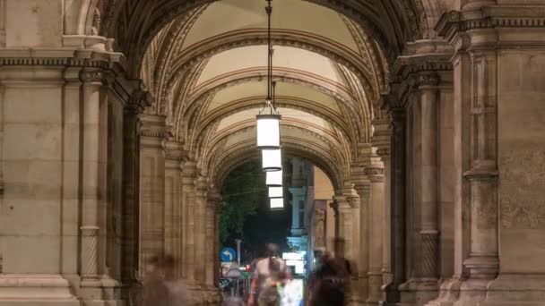 Arch with columns of Vienna Opera night timelapse. — Stock video
