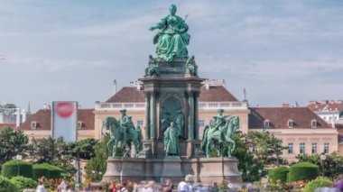 Avusturya 'nın başkenti Viyana' da bulunan İmparatoriçe Maria Theresia Anıtı ve Müze Quartier 'i.