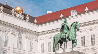 Josefsplatz Meydanı 'nda ata binen Kutsal Roma İmparatoru 2. Joseph' in binicilik heykeli.