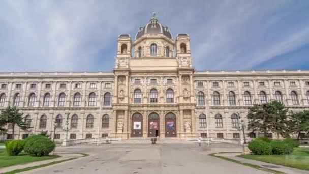 Вид на знаменитый Музей естествознания с парком и скульптурой в Вене, Австрия — стоковое видео