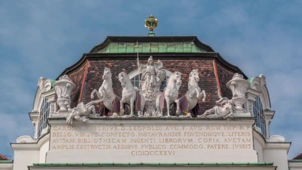 Sculptures à l'entrée de la Bibliothèque nationale autrichienne timelapse, Josefsplatz, Vienne, Autriche — Video