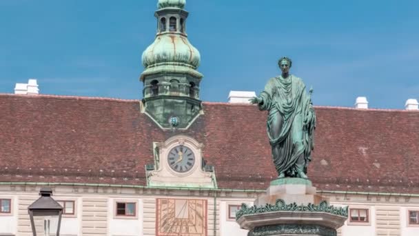 Standbeeld van Keizer Franz Joseph I timelapse in Paleis Hofburg in Wenen. — Stockvideo